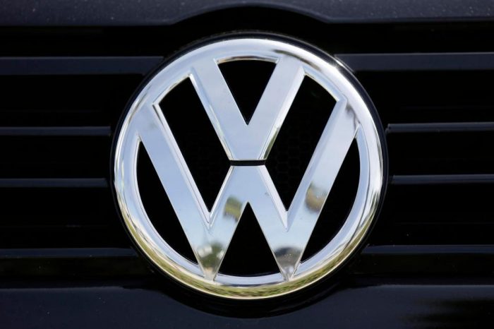 VW suspends chief lobbyist over diesel fume tests