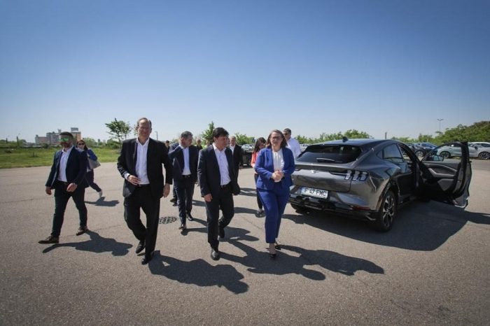 Economy Minister Spataru pays working visit to Craiova, highlights “electric future” of Ford plant