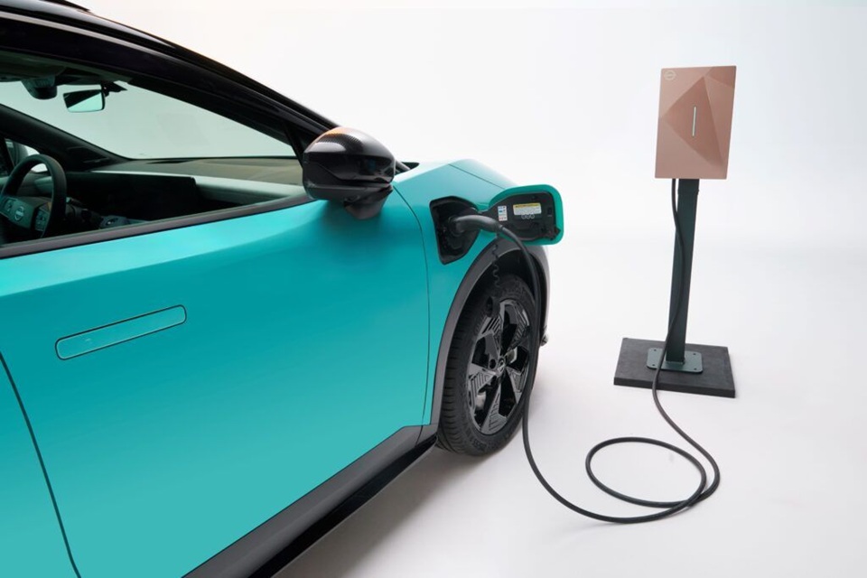 Valeo and Nissan sign major contract for EV charging with Vehicle-to-Grid