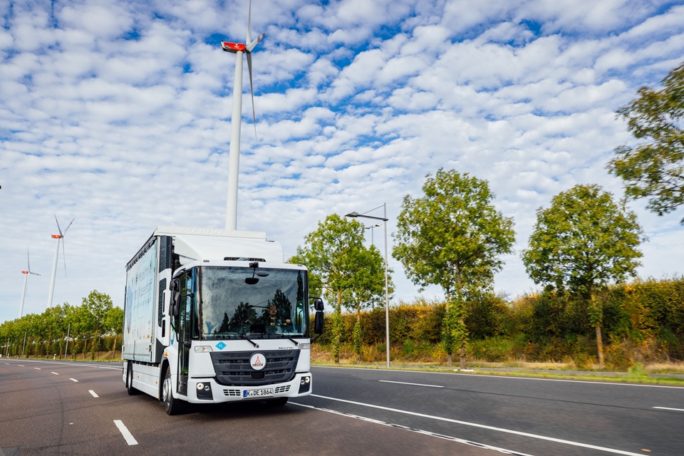 BMW Group deploys truck with hydrogen combustion engine in logistics